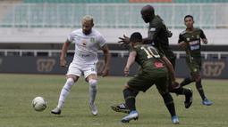Striker Persebaya Surabaya, Diogo Campos, berusaha melewati pemain Tira Persikabo pada laga Shopee Liga 1 di Stadion Pakansari, Bogor, Sabtu (9/11). Persebaya tahan imbang Tira Persikabo 2-2. (Bola.com/Yoppy Renato)