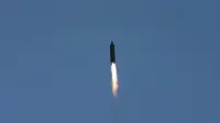 Hwasong-12 yang diluncurkan Korut pada Minggu 14 Mei 2017 (Korean Central News Agency/Korea News Service via AP)