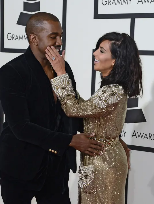 Hubungan intim Kanye West dan Kim Kardashian menjadi jauh lebih menarik dan ‘panas’ untuk mereka ketika Kim hamil. Kanye bahkan mengatakan bahwa dia ingin Kim hamil sepanjang tahun. (Bintang/EPA)