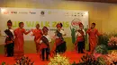 Aksi sejumlah penyandang autis saat menampilkan tari tradisional dalam acara Fun Walk for Autism 2015 yang mengusung tema 'Autism Is NOT A Joke' di Balaikota DKI Jakarta, Minggu (29/3/2015). (Liputan6.com/Herman Zakharia)