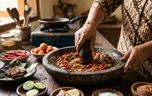 6 Cara Membuat Sambal Terasi dengan Cobek agar Aromanya Lebih Keluar, Begini Tekniknya