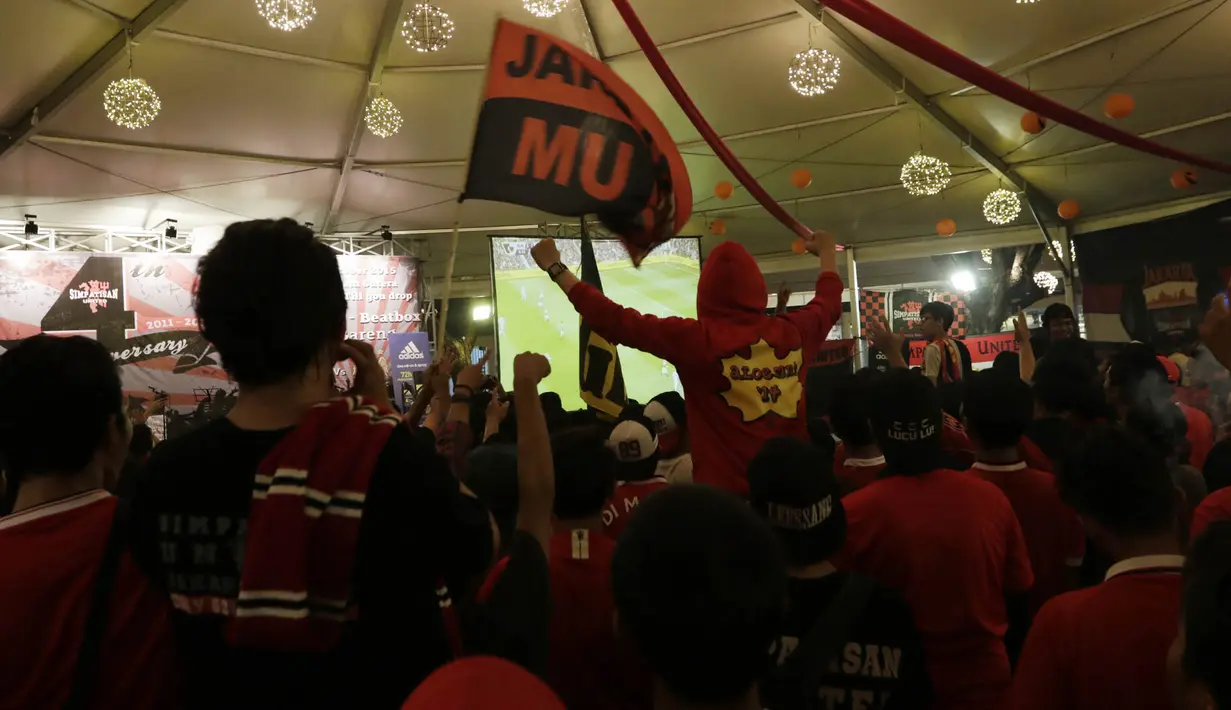 Ratusan penggemar Manchester United mengikuti kegiatan nonton bersama laga antara MU melawan City di Alam Sutera, Tanggerang, Minggu (25/10/2015). (Bola.com/Vitalis Yogi Trisna)