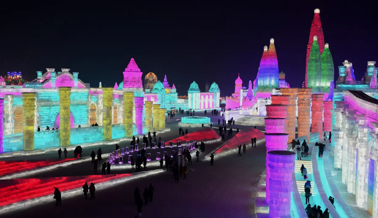 Bangunan Harbin Ice-Snow World yang terbuat dari balok es terlihat berwarna-warni di provinsi Heilongjiang, Tiongkok (2/1). Acara ini digelar setiap tahunnya pada musim dingin di Tiongkok. (AFP Photo/China Out)