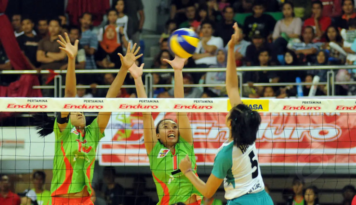 Dua pevoli putri Jakarta Pertamina Energi mencoba menahan smesh pemain Jakarta BNI 46, Hanny Budiarti di Pertamina Proliga 2015, GOR Dome Balikpapan, (8/2/2015). Jakarta Pertamina Energi unggul 3-0. (Liputan6.com/Helmi Fithriansyah)