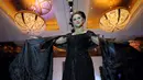 Seorang model mengenakan sebuah kebaya gaun warna hitam (Liputan6.com/Faisal R Syam)