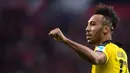 Gaya rambut Pierre-Emerick Aubameyang saat melakukan selebrasi usai mencetak gol ke gawang Leverkusen di Leverkusen, Jerman barat, pada 21 Februari 2016. (AFP Photo/Marius Becker)