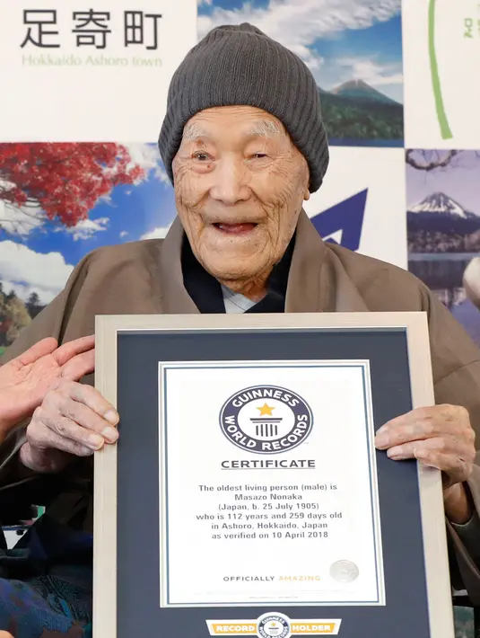 Masazo Nonaka dari Jepang menerima sertifikat pria tertua di dunia  dari Guinness World Records di pulau Hokkaido, Selasa (10/4). Pria berusia lebih dari seabad itu butuh kursi roda untuk gerak, tetapi kondisinya sehat. (Masanori Takei/Kyodo News via AP)