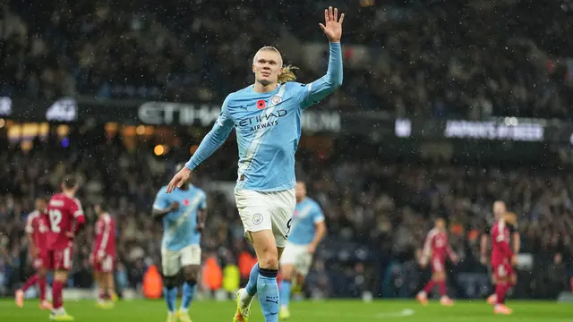 Selebrasi Erling Haaland usai mencetak gol di laga Manchester City vs Liverpool di pekan ke-11 Liga Inggris 2025/2026 di Etihad Stadium, Minggu (09/11/2025). (AP Photo/Jon Super)