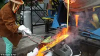 Sam Bompas, koki asal Inggris memanggang steak dengan cara ekstrem yaitu dengan lava pijar.