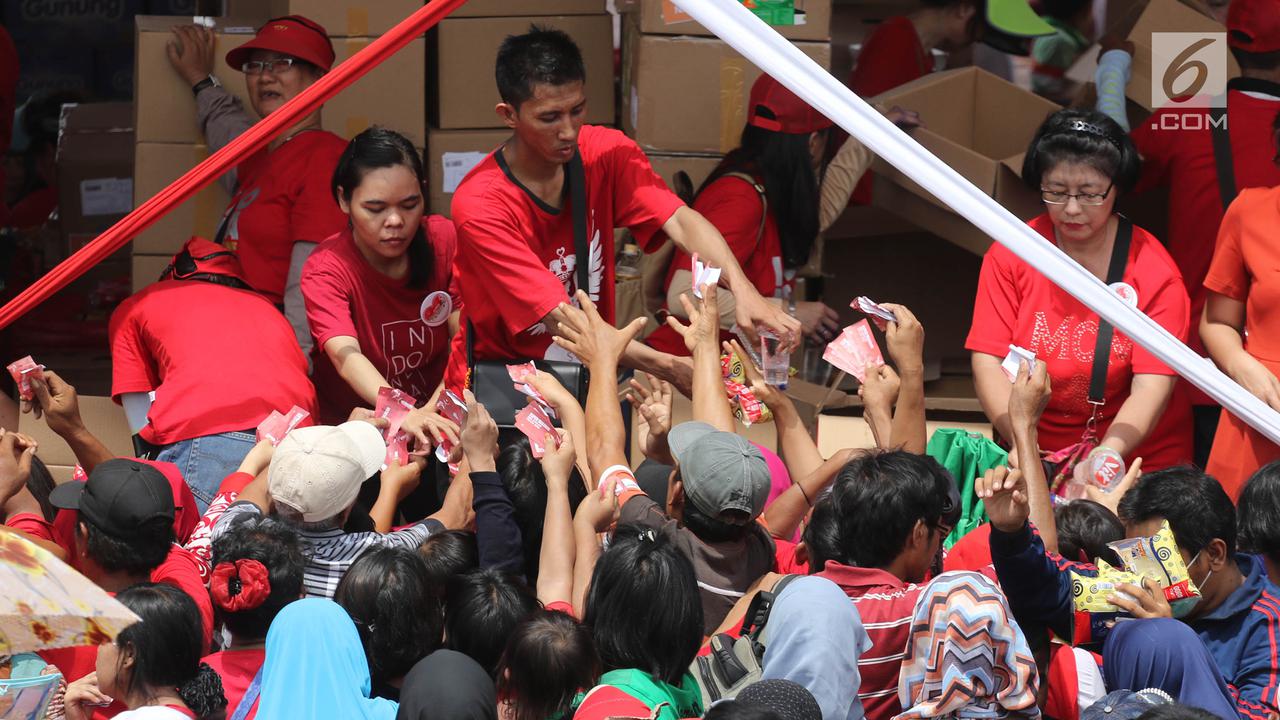 Ada Acara Bagi-Bagi Sembako, Monas Dibanjiri Warga