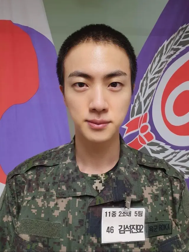 6 Pesona Jin BTS saat Pakai Seragam Militer, Gagah Banget