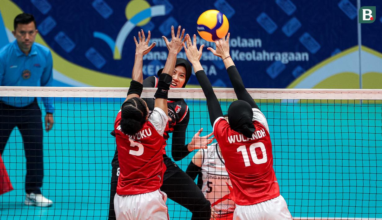 <p>Pemain Red Sparks, Megawati Hangestri (tengah) melepaskan spike yang berusaha diblok dua pemain tim putri Indonesia All Star, Mediol Stiovanny Yoku (kir) dan Agustin Wulandhari pada laga ekshibisi bola voli fun volleyball di Indonesia Arena, Senayan, Jakarta, Sabtu (20/4/2024). Red Sparks menang 3-2 (25-17, 25-15, 19-25, 18-25 dan 15-12). (Bola.com/Bagaskara Lazuardi)</p>
