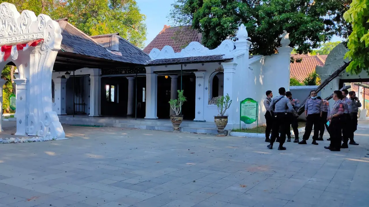 Bentrok Dua Kubu Berebut Takhta Cirebon