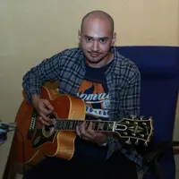 Meskipun di konser bertajuk Musikukeren : Panggung Sandiwara God Bless nanti Husein dijadwalkan menyanyikan satu nomor lagu saja, penyanyi berkepala botak ini tetap merasa bangga. (Deki Prayoga/Bintang.com)