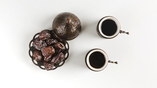 Buah Prune atau buah plum kering.