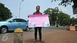 Susanto asal Pandeglang, Banten membawa sebuah karto saat aksi jual ginjal di depan Istana Merdeka, Jakarta, Jumat (20/11). Aksi jual ginjal ke Presiden Jokowi ini untuk biaya operasi anaknya yang disinyalir mencapai Rp.1,2M. (Liputan6.com/Gempur M Surya)