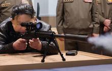 FOTO: Bak Penembak Jitu, Ini Momen Kim Jong-un Jajal Senapan Sniper Buatan Korea Utara