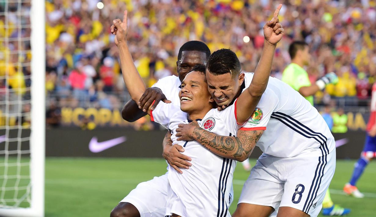 Gelandang Kolombia, Carlos Bacca merayakan golnya ke gawang Paraguay pada laga penyisihan grup A Copa America Centenario 2016 di Stadion Rose Bowl, Pasadena, AS, (8/6/2016) WIB. (AFP/Frederic J. Brown)