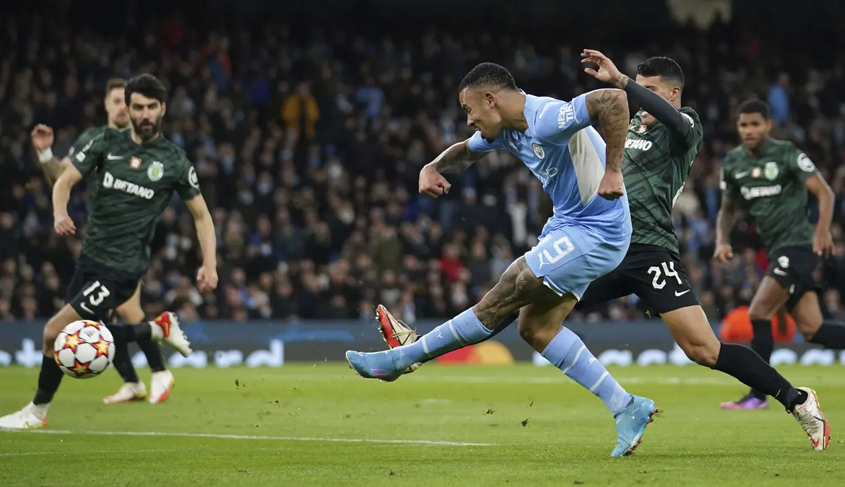 Dua menit selepas kembali dari ruang ganti, Manchester City sempat mencetak gol. Sayangnya, gol tersebut dianulir wasit lantaran Gabriel Jesus dalam posisi offside dan terbukti lewat VAR. (AP/Dave Thompson)