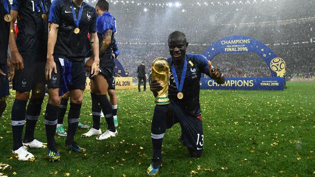 Gelandang Timnas Prancis, N'Golo Kante, berpose dengan trofi Piala Dunia 2018.