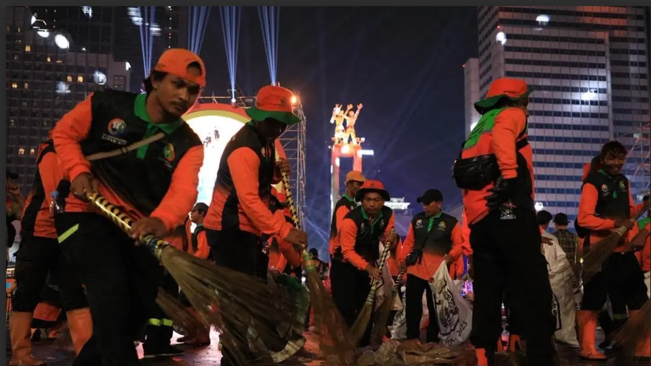 Petugas Kebersihan Gerak Cepat Bereskan Sampah Sisa Perayaan Tahun Baru