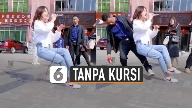 Perempuan itu nampak seperti duduk di kursi yang tidak terlihat.