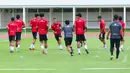 Sebagai bagian dari program persiapan, skuad Garuda Muda akan menjalani dua laga uji coba internasional melawan Mali U-22. Tampak dalam foto, pemain Timnas Indonesia U-22 saat sesi latihan resmi jelang laga melawan Mali di Stadion Madya, Senayan, Jakarta, Jumat (14/11/2025). (Bola.com/M Iqbal Ichsan)