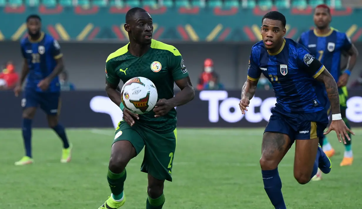 Bek Senegal Saliou Ciss (kiri) ditantang oleh penyerang Cape Verde Garry Mendes Rodrigues pada pertandingan 16 besar Piala Afrika 2021 di Kouekong Stadium, Selasa (25/1/2022) malam WIB. Senegal melaju ke perempatfinal setelah susah payah menang 2-0 atas 9 pemain Cape Verde. (Pius Utomi EKPEI/AFP)