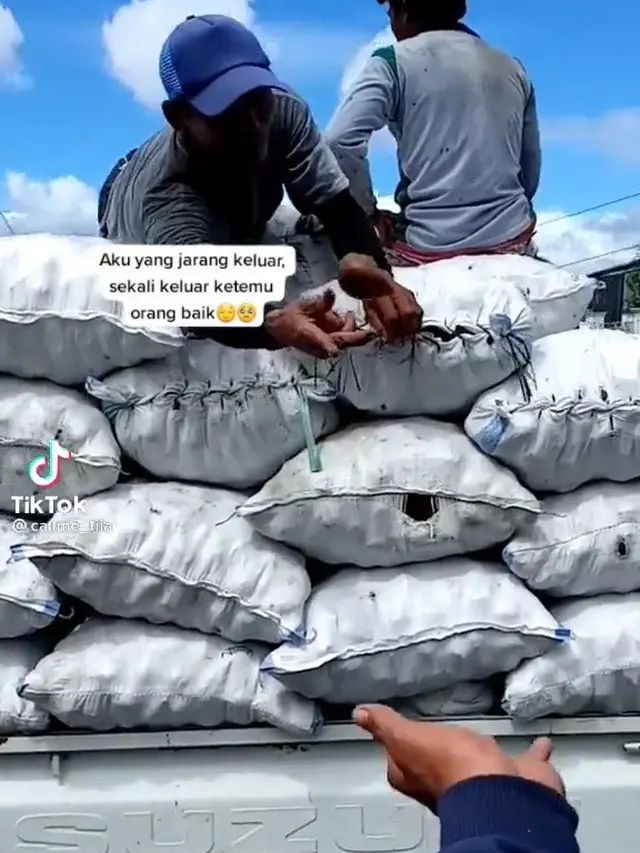 Aksi Mulia Petani Bagikan Salak