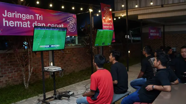 Roaring Night yang dipersembahkan oleh jaringan jemat dan cepat Tri di Kafe Stay With Me