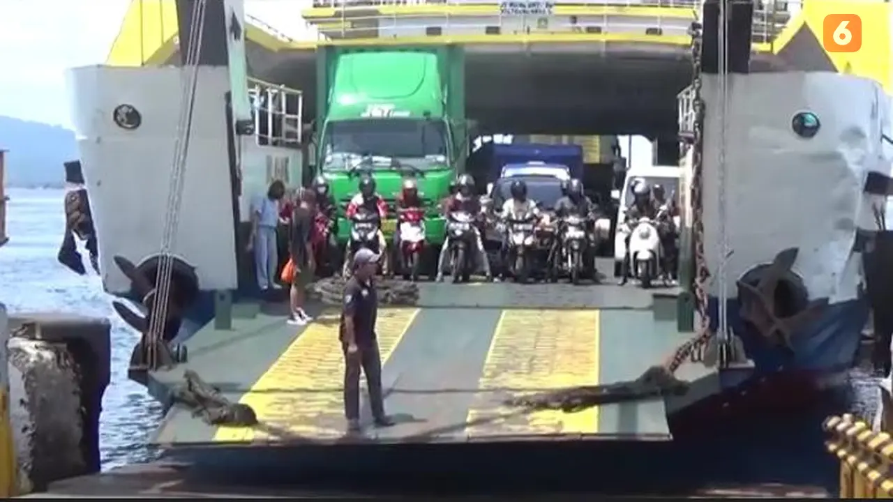 Armada kapal yang mengakut pemudik dari Pelabuhan Gilimanuk bersandar di Pelabuhan Ketapang Banyuwangi. (Hermawan Arifianto/Liputan6.com)