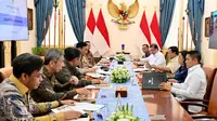 Presiden Prabowo Subianto menggelar rapat terbatas dengan Menteri Koordinator Bidang&nbsp;Perekonomian Airlangga hartarto,&nbsp;Menteri Keuangan Sri Mulyani, Ketua DEN Luhut Binsar Pandjaitan, Wakil Ketua DEN Mari Elka Pangestu, anggota DEN Chatib Basri dan Arief Anshory Yusuf. (Dok Kemenko&nbsp;Perekonomian)&nbsp;