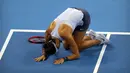 Petenis Prancis, Caroline Garcia bereaksi usai mengalahkan petenis nomor satu dunia Simona Halep pada final China Terbuka di Beijing, Minggu (8/10). Petenis Prancis yang tidak diunggulkan itu mengalahkan Halep lewat skor 6-4, 7-6. (AP/Ng Han Guan)