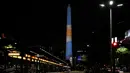 Video mapping  menunjukkan bendera nasional di Obelisk di Buenos Aires, Senin (21/11/2022). Proyeksi cahaya tersebut sebagai bentuk untuk menyemangati timnas Argentina sebelum menghadapi Arab Saudi dalam laga pertama Grup C Piala Dunia 2022, Selasa (22/11/2022) petang WIB. (Luis ROBAYO / AFP)