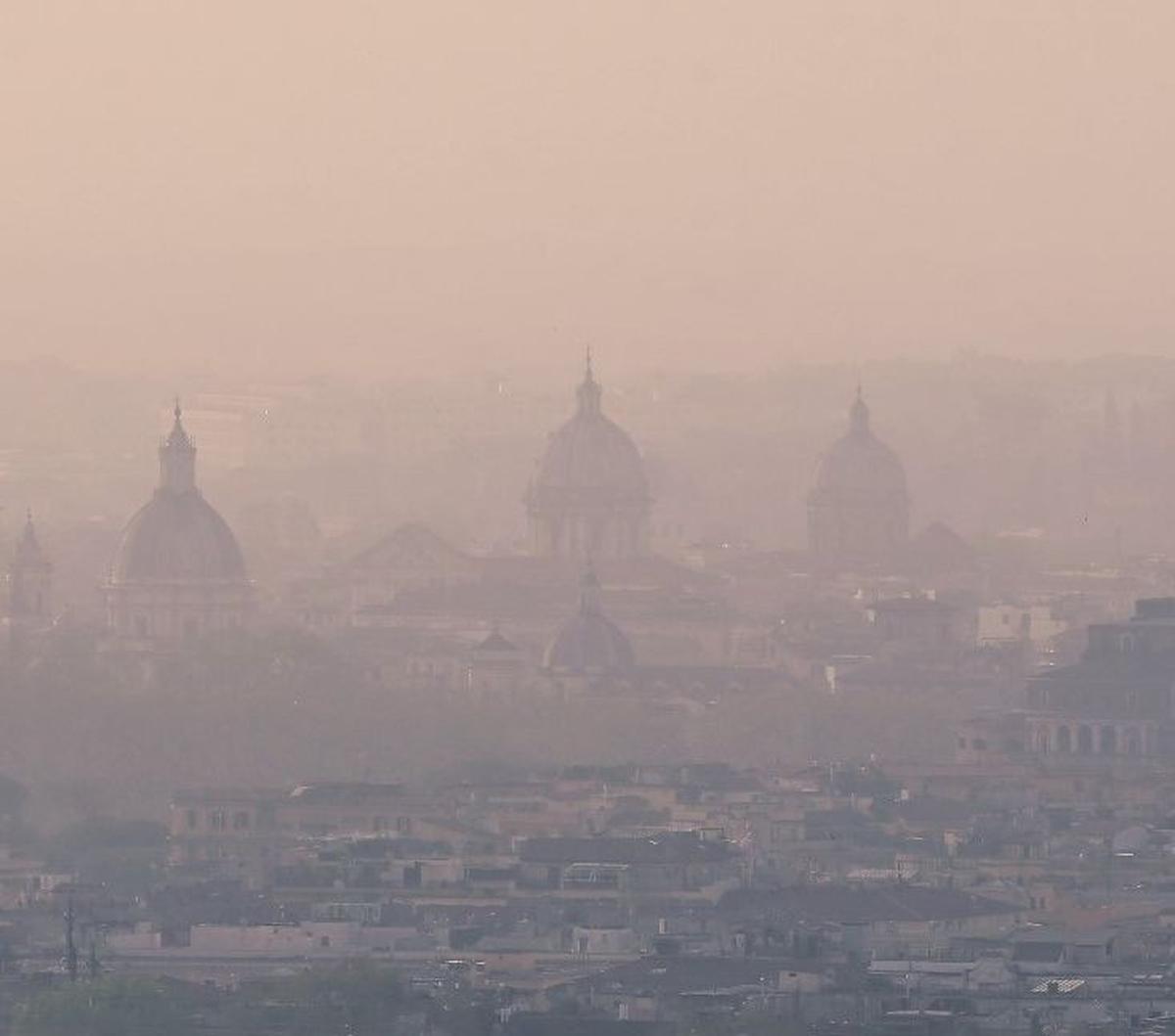 Pemandangan Kota Roma, Italia, terlihat diselimuti kabut asap akibat angin Sirocco dan polusi udara pada Senin (1/4/2024). Selain itu, pasir-pasir juga dilaporkan berjatuhan di Roma.&nbsp;Tiziana Fabi/AFP