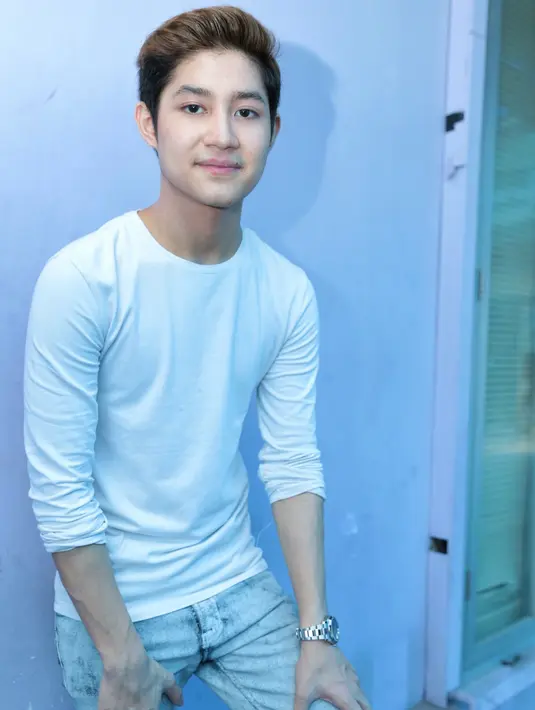 Dengan segudang jadwal yang sangat padat, apa boleh buat beberapa jadwal tidak dapat ditinggalkan Rasya. Karena itu ia belum bisa mengunjungi ibunya di Bali dalam waktu dekat. (Adrian Putra/Bintang.com)