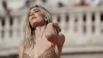 Menambah kesan mewah, Vanessa Kirby menambahkan anting-anting berlian yang menjuntai dan cincin berlian pada busananya. (AP Photo/Alessandra Tarantino)