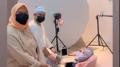 Beragam tema lucu diusung oleh Anisa Rahma dan Anandito untuk pemotretan buah hatinya. Anteng dan tidak rewel, pemotretan Baby Alma dan Alsha ini berjalan dengan lancar. Suasana yang hening juga membuat buah hati eks member Cherrybelle ini jadi makin tenang. Selain Anisa Rahma dan Anandito, tak sedikit warganet yang menantikan hasil dari pemotretan tersebut. (Liputan6.com/IG/@deetraphotography)