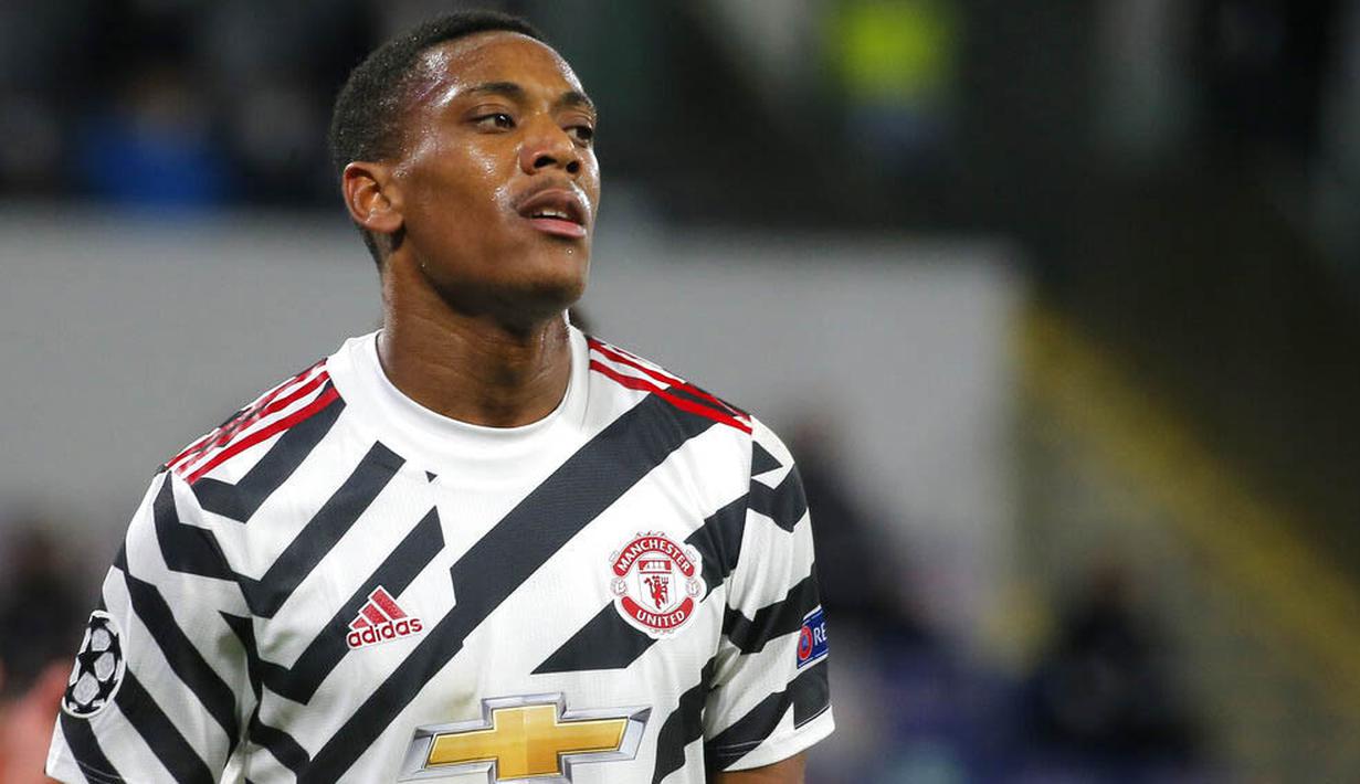 Penyerang Manchester United, Anthony Martial, tampak kecewa usai ditaklukkan Istanbul Basaksehir pada laga Liga Champions di Stadion Fatih Terim, Kamis (5/11/2021). MU kalah dengan skor 2-1. (AP Photo)