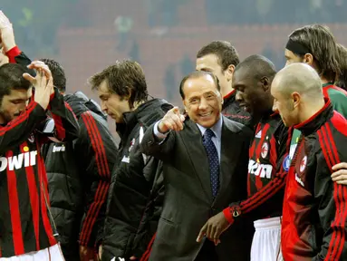 Sosok yang sangat akrab dalam sejarah sepak bola Italia dalam kurun waktu 30 tahun terakhir, Silvio Berlusconi menghembuskan nafas terakhir pada hari Senin (12/06/2023). Berlusconi wafat di Rumah Sakit San Raffaele pada usia 86 tahun. (AFP/Giuseppe Cacace)