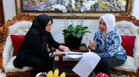 Kepala BMKG Dwikorita Karnawati (kiri) memberikan penjelsan kondisi perubahan iklim saat ini kepada Bupati Banyuwangi Ipuk Fiestiandani (Kanan) (Istimewa)