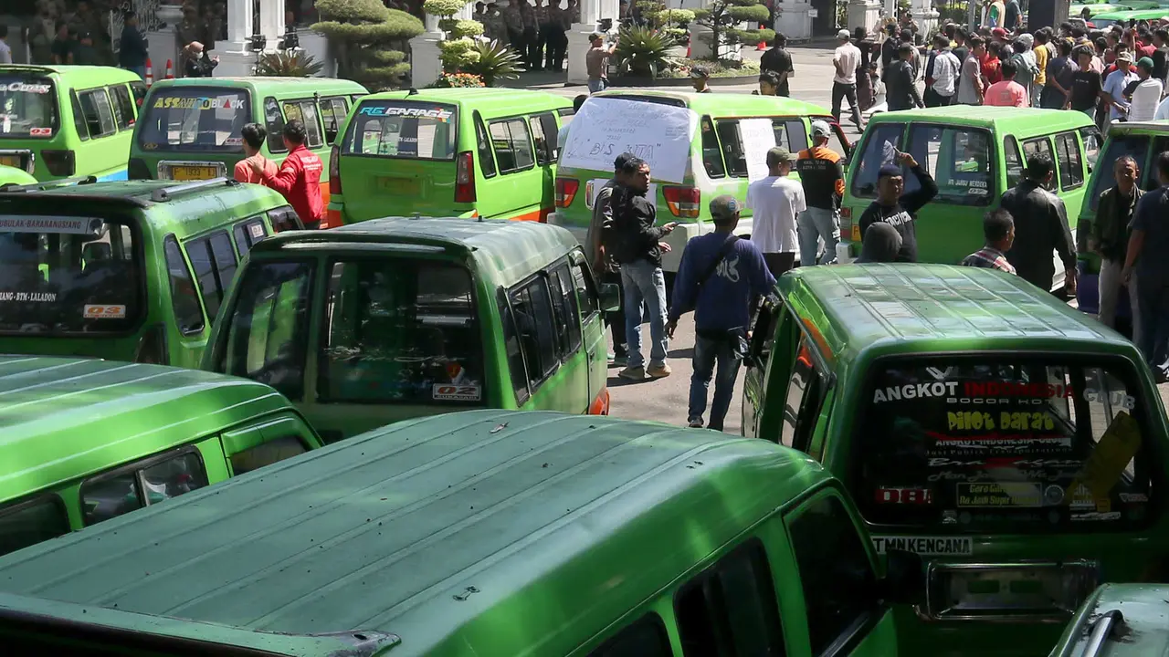 Tuntut BisKita Berbayar, Ratusan Sopir Angkot Geruduk Balai Kota Bogor