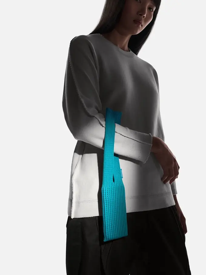 iPhone Pocket jadi cara baru bawa iPhone. [Dok.Apple]