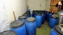 Polisi menyita 42 drum Ciu, 7 galon Ciu, 8 jerigen Ciu, 30 botol air mineral berisi Ciu. (Liputan6.com/Herman Zakharia)