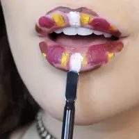 4 warna lipstik yang menyatu dalam bibir. (via: Instagram/ccclarkebeauty)