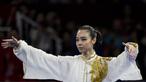 Atlet wushu Indonesia, Lindswell, saat beraksi pada Asian Games di JIExpo, Jakarta, Minggu, (19/8/2018). Sukses mengumpulkan poin tertinggi, atlet cantik ini berpeluang meraih emas dari nomor Taijiquan dan Taijijian. (Bola.com/Vitalis Yogi Trisna)