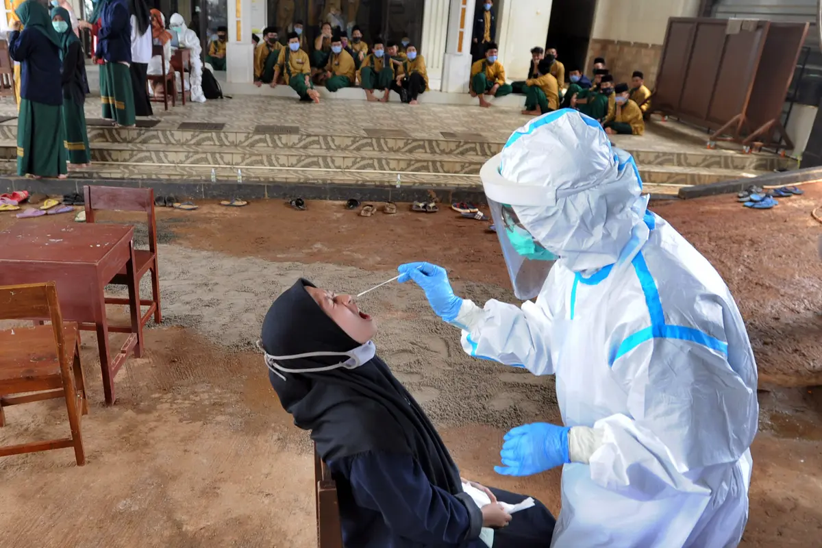 FOTO: Cegah Penyebaran COVID-19, Puluhan Santri di Depok Jalani Swab Test Massal