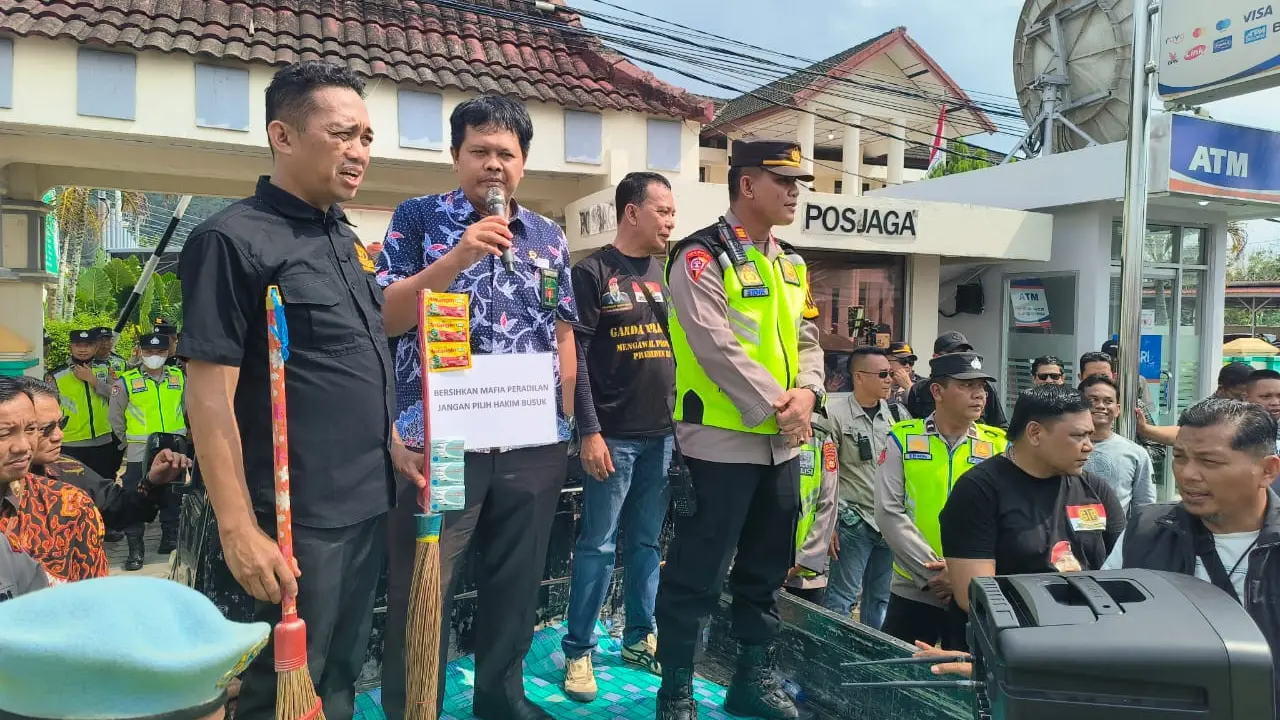 PN Lubuklinggau Dapat Hadiah Sapu Lidi, Serikat Pekerja Tuntut Hapuskan Mafia Peradilan