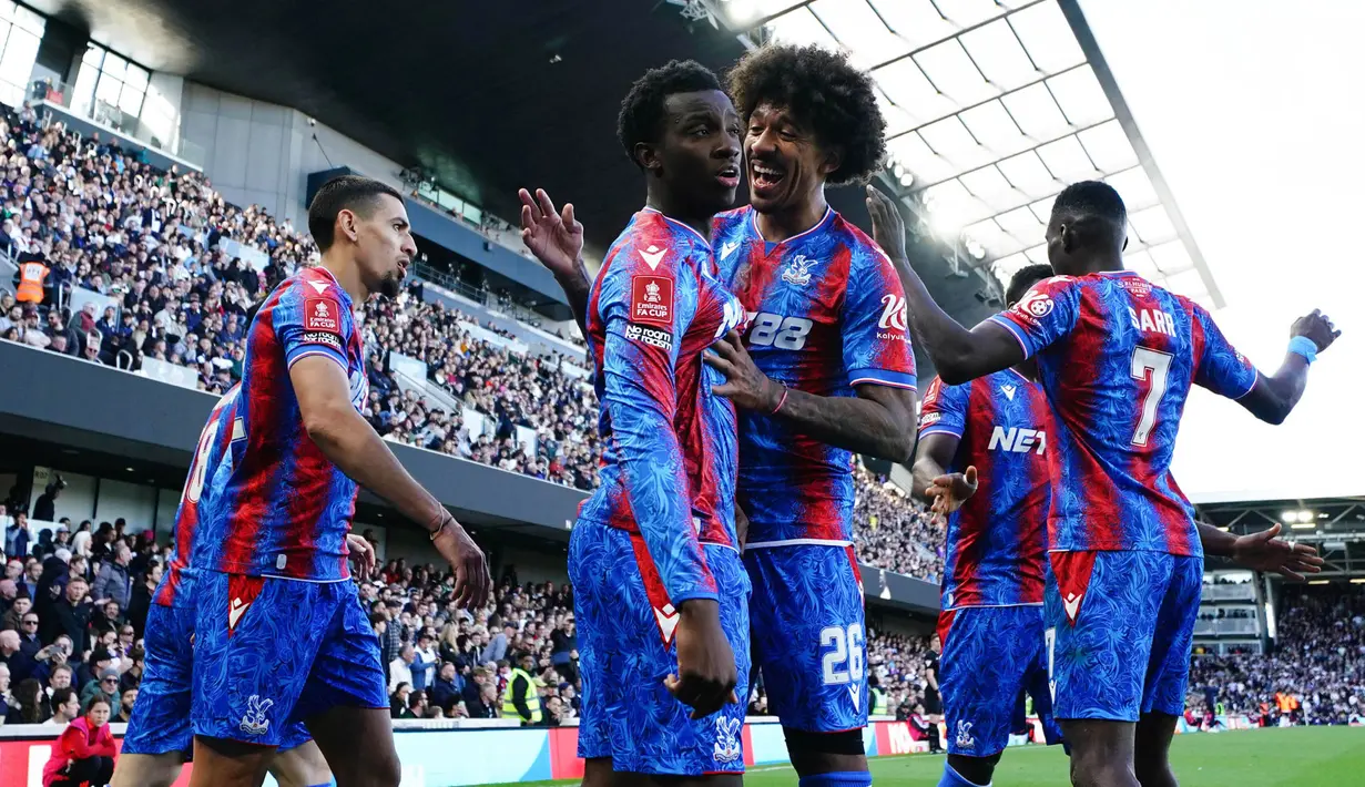 Crystal Palace lolos ke babak semifinal Piala FA dengan mengalahkan Fulham. Mereka menang dengan skor yang meyakinkan tiga gol tanpa balas. (John Walton/PA via AP)