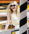 Selebriti Hollywood pun miliki gaya santai kalau lagi jalan-jalan. Coba saja lihat Dakota Fanning dengan senyum bahagianya di Venice pada 3 September lalu. (INSTARimages.com/USWeekly)